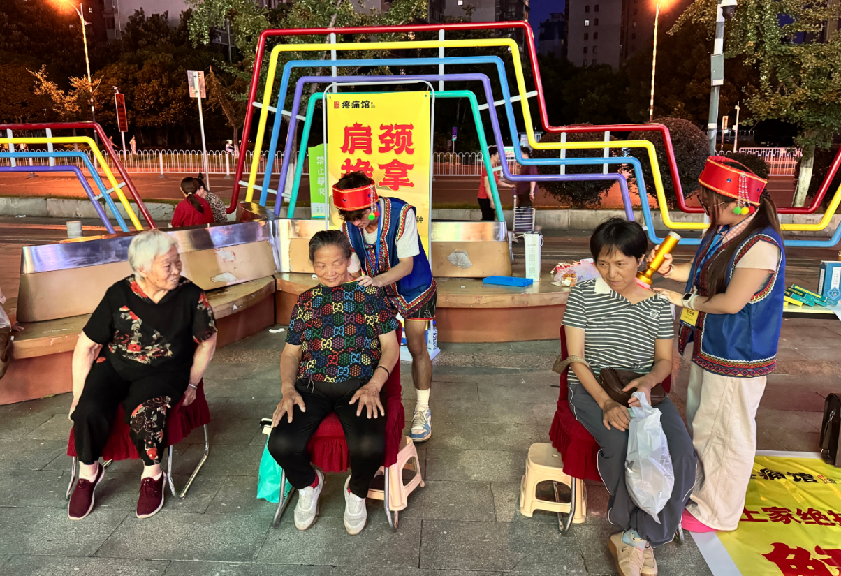 公益义诊进街边，把肩颈康养服务送到家门口