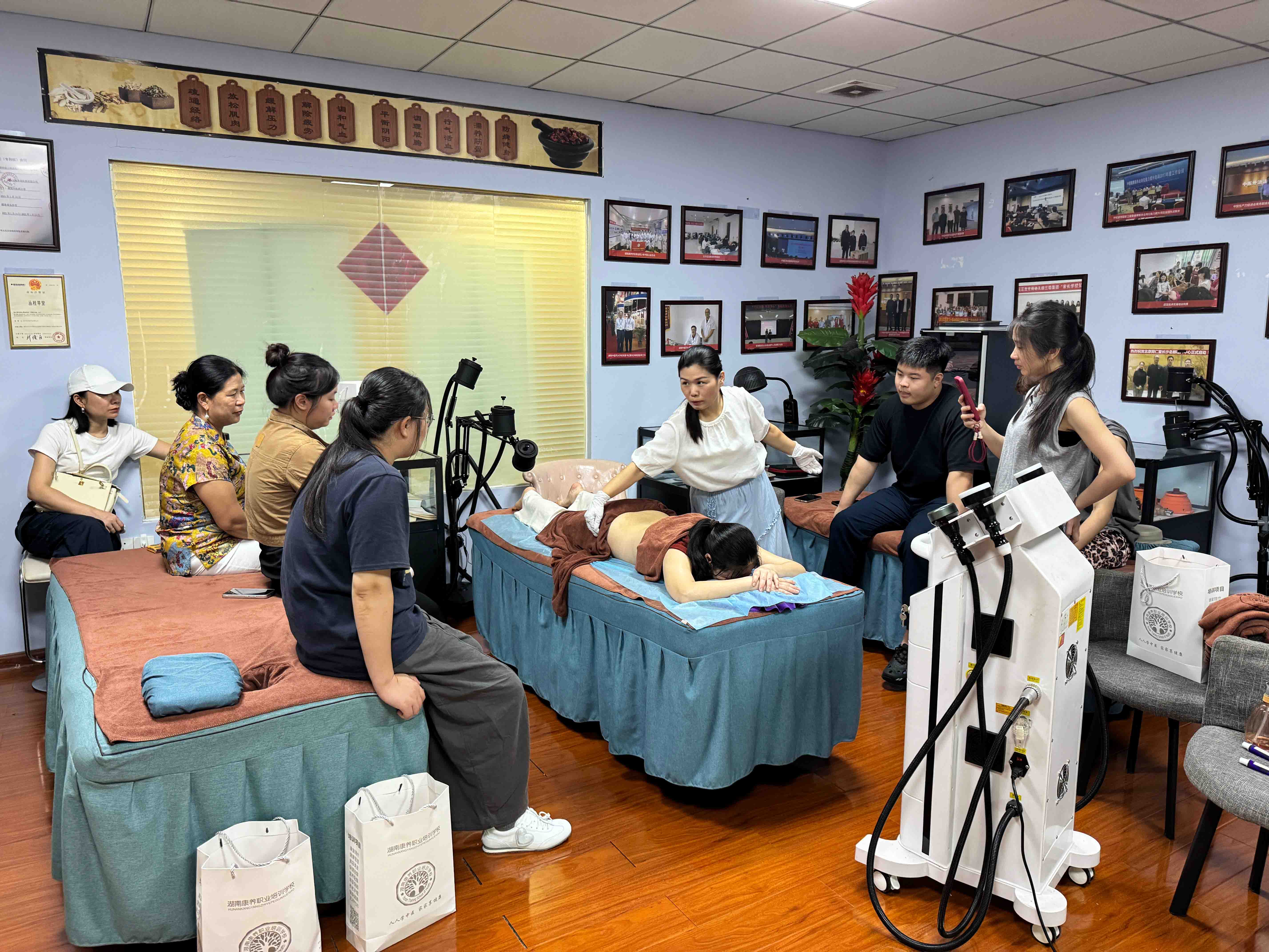 “手把手”实操教学——湖南康养职业培训学校赋能康养技能人才培养