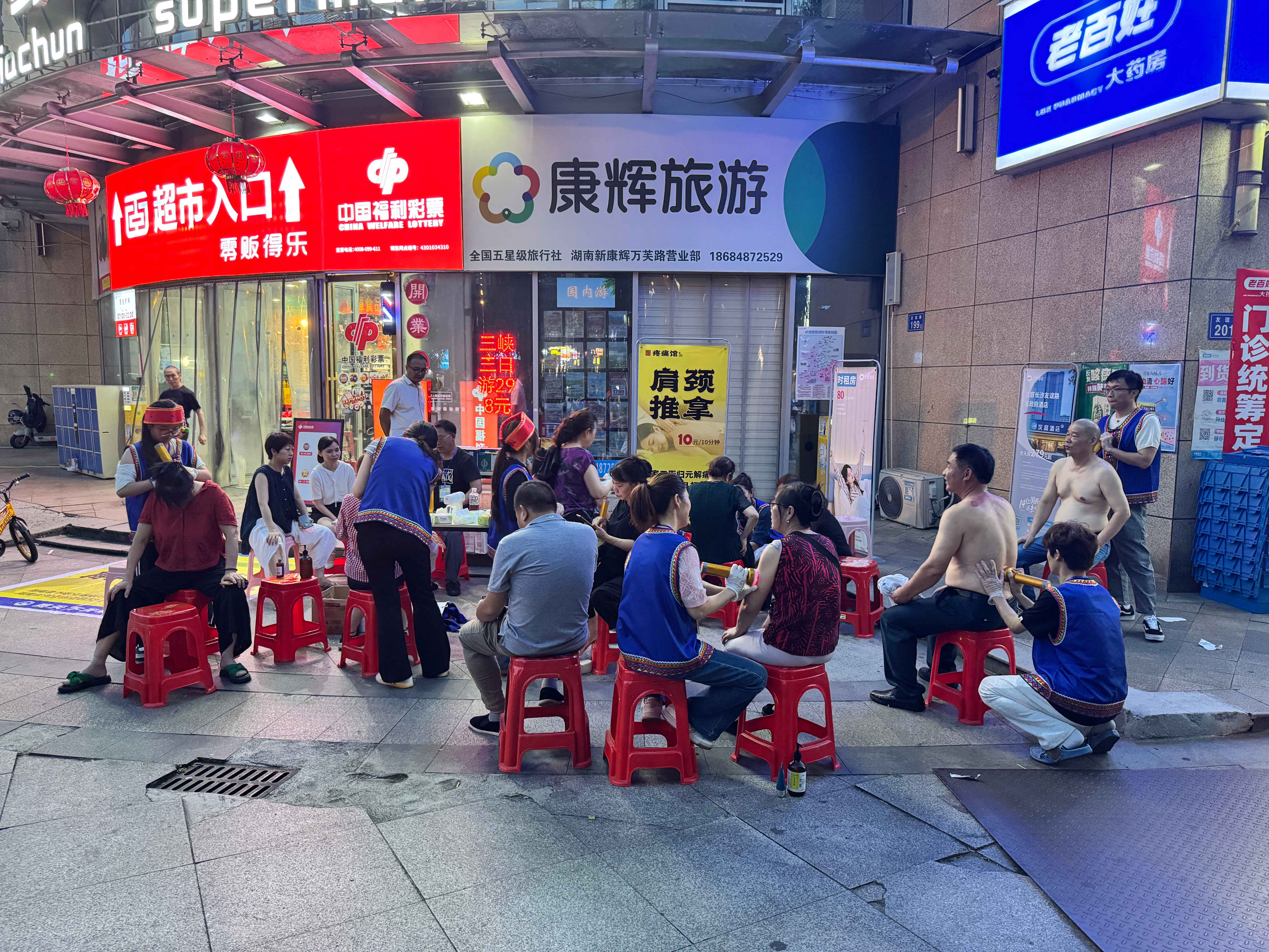 我把理疗馆搬上街头，没想到被一群“路转粉”的邻居围住了