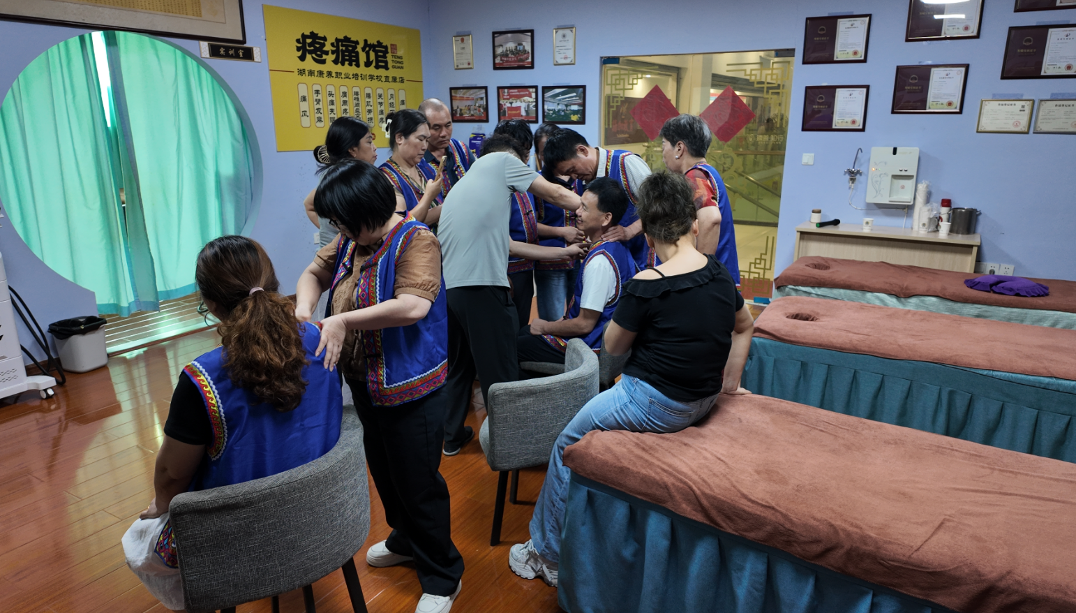 为什么越来越多养生馆老板，选择亲自下场学习康养实操技术？答案很现实